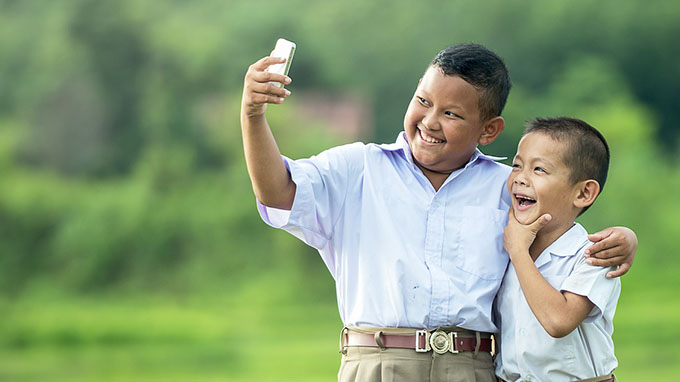 It’s All About Balance: Navigating the Pros and Cons of Smartphones for Teens and Children